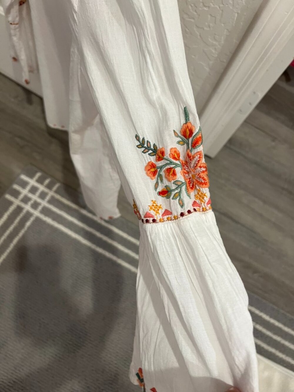 NWT Johnny Was Alise Flare Sleeve Boho Blouse in White Embroidered V-neck Top L - Picture 11 of 13